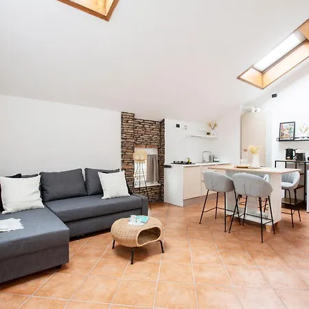 Modern & Minimalist Flat -4people- Fully Equipped 코모